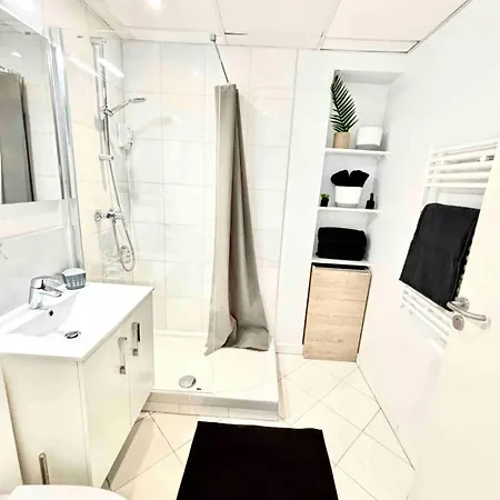 Adorable Center Apartment