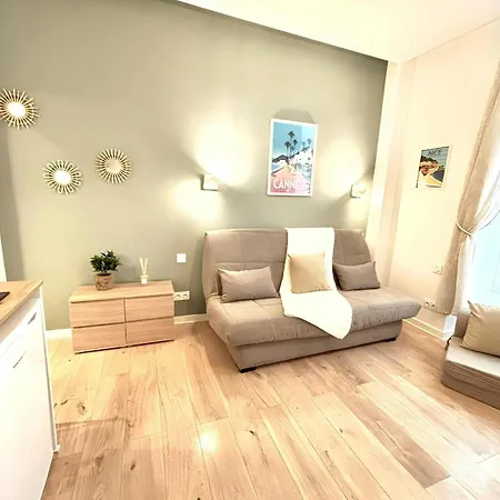 Adorable Center Apartment *